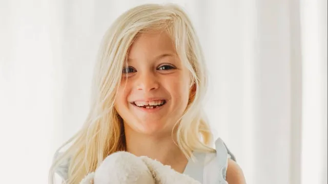 Menina de 8 anos falece devido a infecção rara contraída em lago