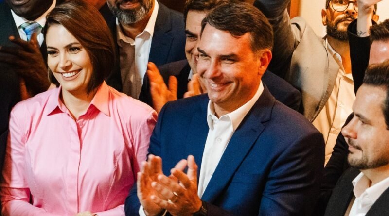 Michelle e Flávio Bolsonaro se encontram pela primeira vez após desavenças familiares