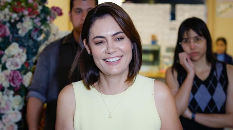 Michelle envia abraço de Bolsonaro a deputado