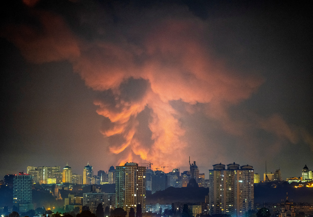 Mísseis Russos Incendeiam Kiev e Deixam Ferido, Alertam Autoridades