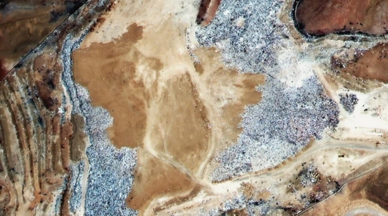 Montanha de 39.000 toneladas de roupas é visível do espaço no Deserto do Atacama