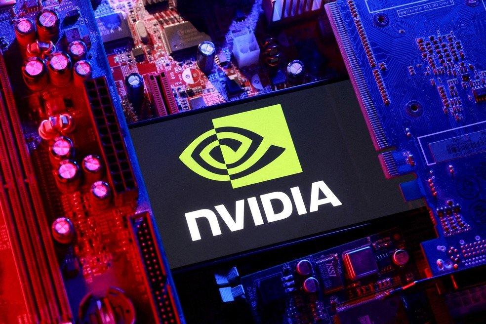 Ilustração mostra o logotipo da NVIDIA e a placa-mãe do computador