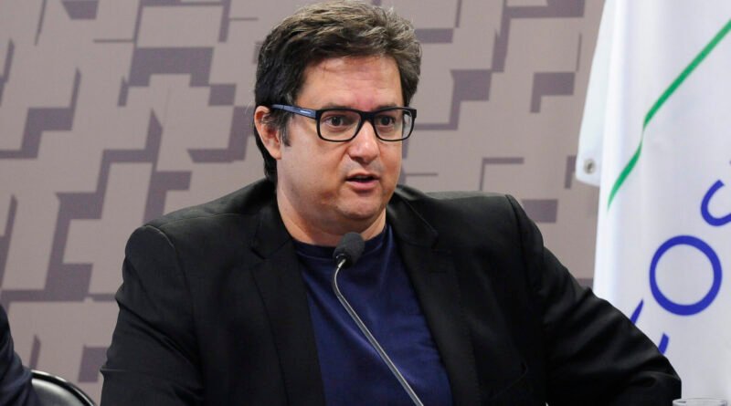 Pai do RenovaBio responde a Flávio Bolsonaro sobre etanol e critica defesa de combustíveis fósseis
