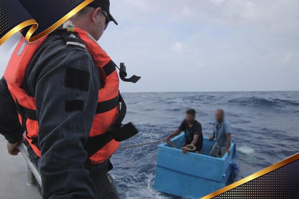 Pescadores foram resgatados à deriva em caixa térmica no México