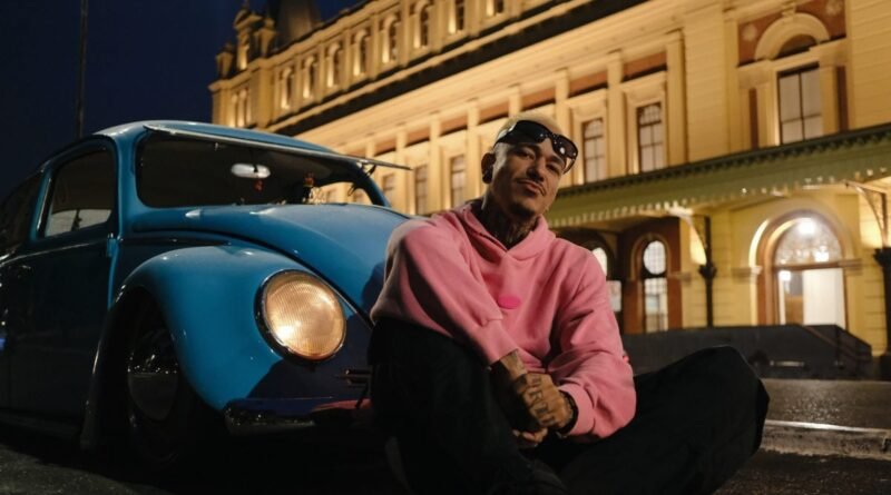Rapper Rô Rosa conta que iniciou suas composições utilizando uma violão de três cordas