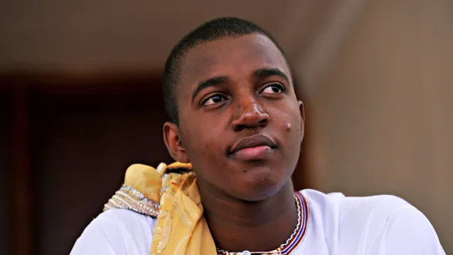 Rei de Uganda, ex-monarca mais jovem do mundo, falece aos 34 anos