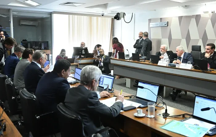 Relator apresenta parecer à CCJ sobre fim da escala 6×1 e propõe transição gradual de horas