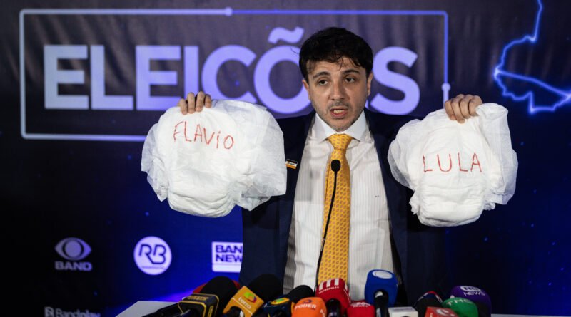 Renan entrega fraldas a Lula e Flávio enquanto Caiado critica dupla como "fujões"