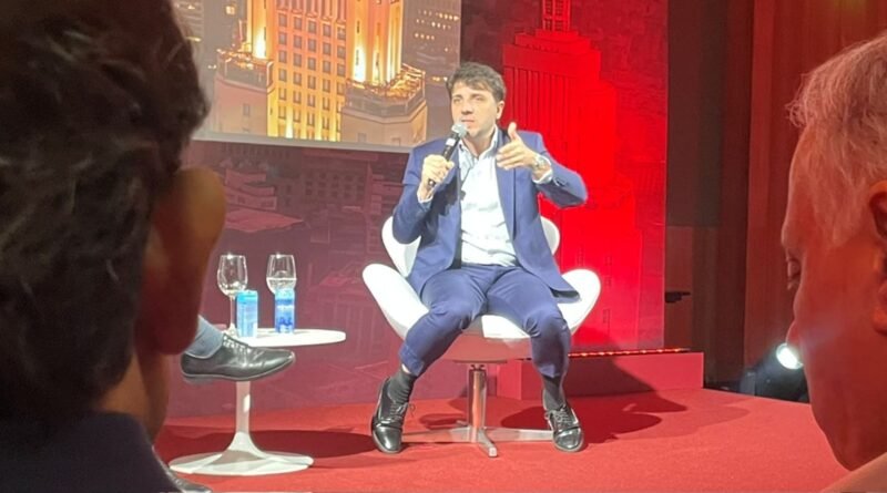 Renan Santos critica Flávio Bolsonaro em reunião com investidores