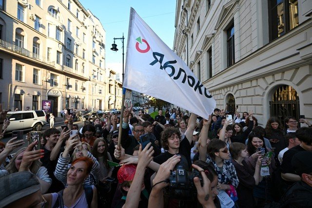Russos Tomam as Ruas em Protesto Histórico Após Proibição de Partido Antiguerra