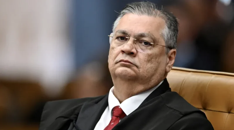 Senador é investigado por suposta tentativa de interferência em inquérito e Dino determina fim do sigilo do caso