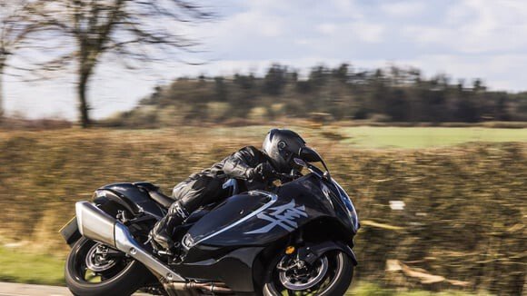 Suzuki Hayabusa quebra recorde ao alcançar quase 450 km/h após 30 anos de limite de velocidade para motocicletas no Japão