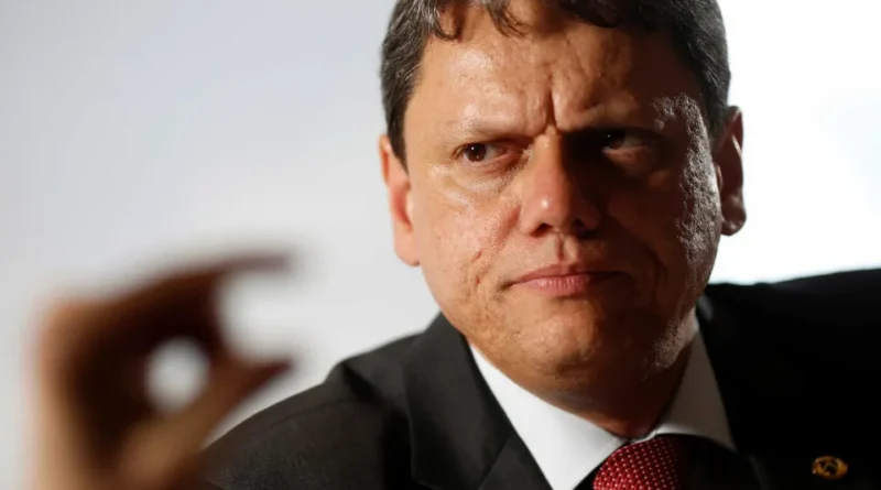 Tarcísio afirma que situação 'Dark Horse' está esclarecida sem necessidade de explicações de Flávio Bolsonaro
