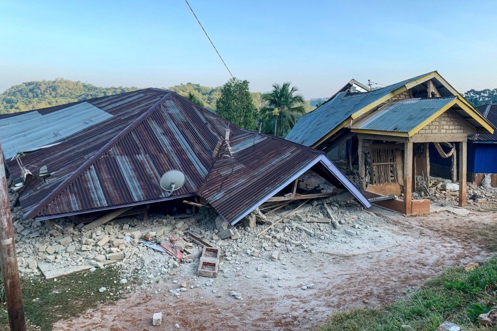 Casa desabou após terremoto de magnitude 7,7 na Indonésia