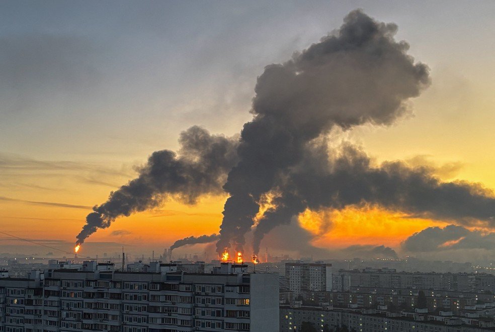 Colunas de fumaça sobem de incêndios em uma refinaria de petróleo após um ataque de drones ucranianos, em meio à guerra entre Rússia e Ucrânia.