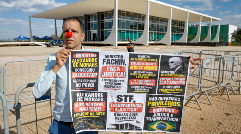 Advogado usa nariz de palhaço para solicitar "julgamento justo" no STF