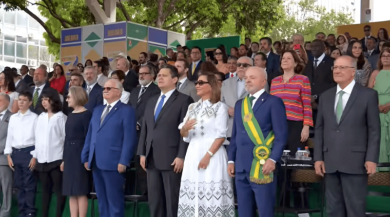 Alcolumbre, Motta, Fachin e 28 ministros participam de desfile em Brasília