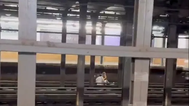 Amigos são atropelados por trem ao se sentarem nos trilhos do metrô em vídeo registrado