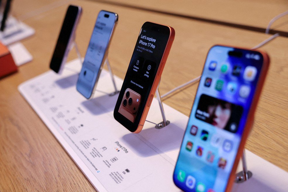 Modelos da linha iPhone 17 em loja da Apple nos EUA, em foto de 19 de setembro de 2025