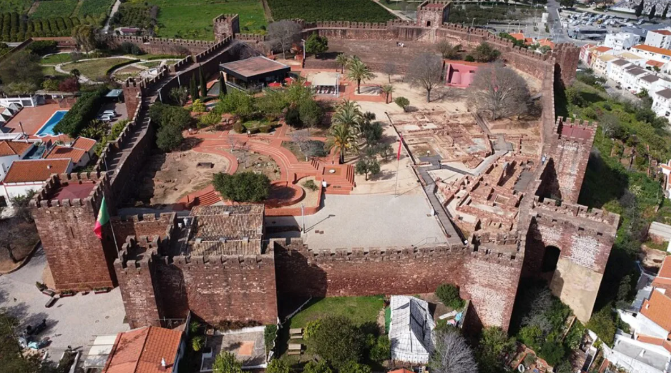 Armadilha de engenharia medieval: castelo islâmico utilizava entrada em cotovelo e 11 torres para derrotar exércitos invasores
