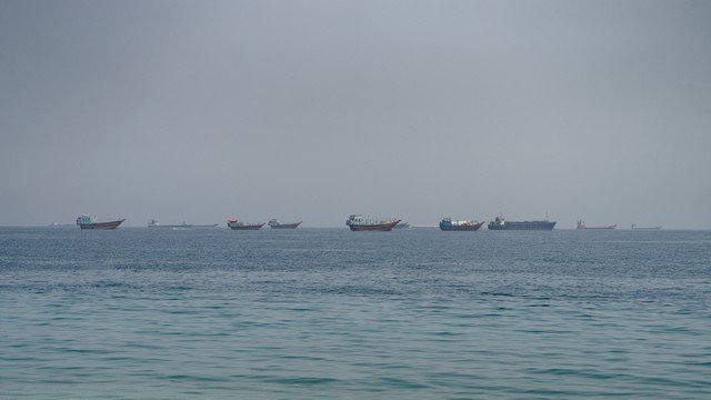 Ataque no Estreito de Ormuz: Embarcação iraniana deixa uma vítima fatal
