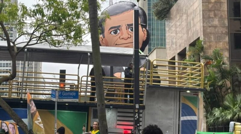 Ato na Avenida Paulista conta com inflável em apoio a Mendonça contra Moraes