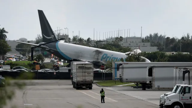 Avião da Amazon sai da pista e pega fogo em Miami com cinco mortos