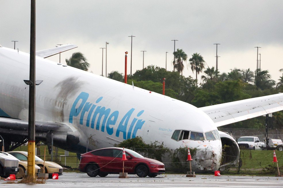 Avião cargueiro da Amazon que saiu da pista após pousar no Aeroporto Internacional de Miami