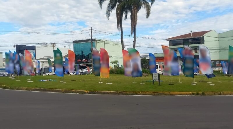Bandeiras de campanha eleitoral causam reclamações por obstruir visibilidade no trânsito de Caxias do Sul