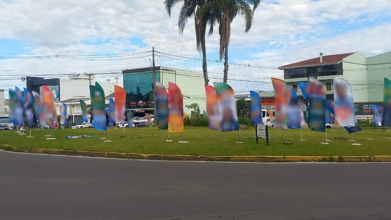 Bandeiras de campanha eleitoral causam reclamações por obstruir visibilidade no trânsito de Caxias do Sul