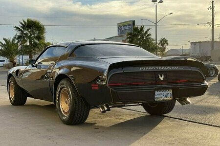 Burt Reynolds perde benefício de receber Pontiac Trans Am novo anualmente com chegada de novo CEO