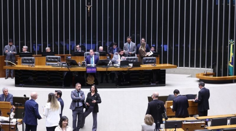 Câmara aprova medida provisória que financia veículos para motoristas de aplicativo e taxistas