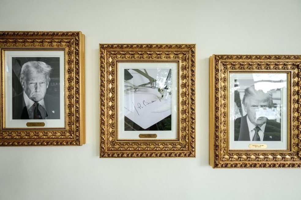 Imagem de caneta automática entre as duas fotos oficiais de Donald Trump
