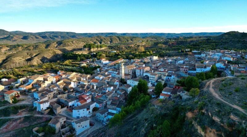 Cidade espanhola oferece moradia a 300 euros mensais com piscina na floresta e academia para atrair novos residentes