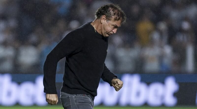 Cuca exalta desempenho do Santos e convoca torcida à união na Vila após terceira vitória consecutiva