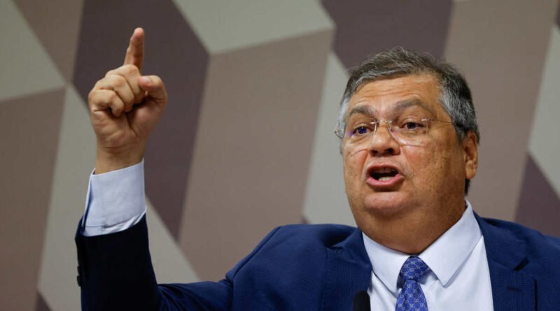 Dino acusa Mendonça de ultrapassar Fachin e menciona encontro do ministro com Vorcaro