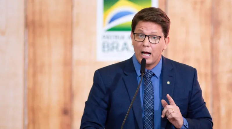 Dino impede Mário Frias de deixar o país e critica evasão internacional de parlamentares investigados
