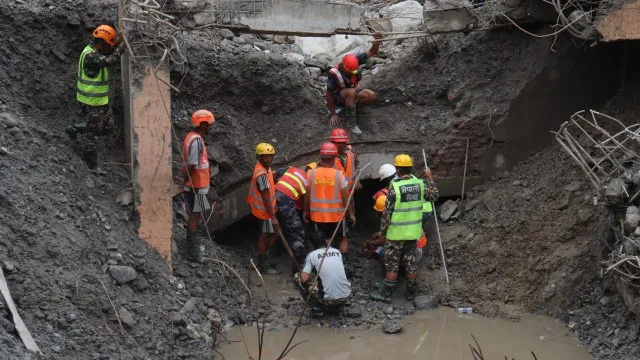 Dois trabalhadores são resgatados com vida de túnel no Nepal