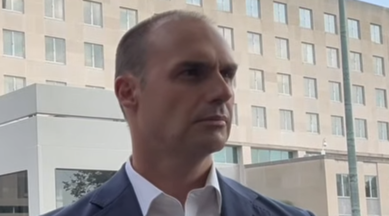 Eduardo afirma que Estados Unidos podem intervir se STF anular eleição de Flávio