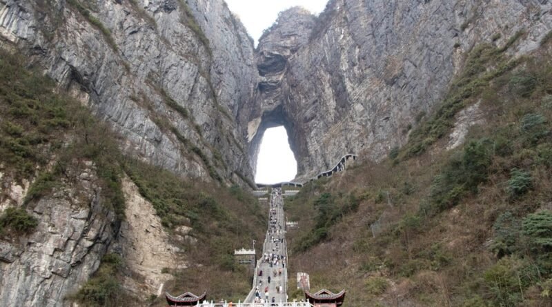 Estrada mais extrema da China, com 99 curvas em 11 km, desafia motoristas na montanha Tianmen a 1.300 metros de altitude