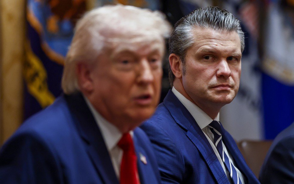 O secretário Pete Hegseth ao lado de Donald Trump durante reunião de gabinete em 26 de março de 2026.