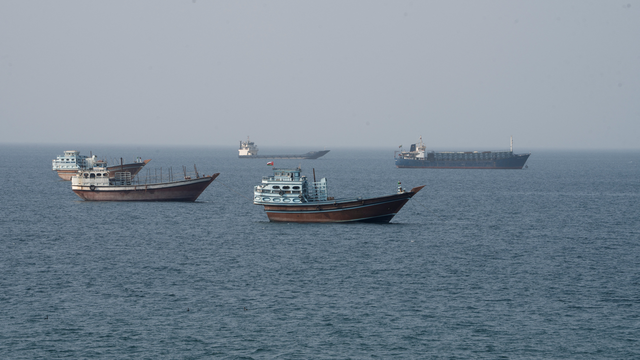 EUA impõem limites à proteção militar de navios no Estreito de Ormuz, revela jornal