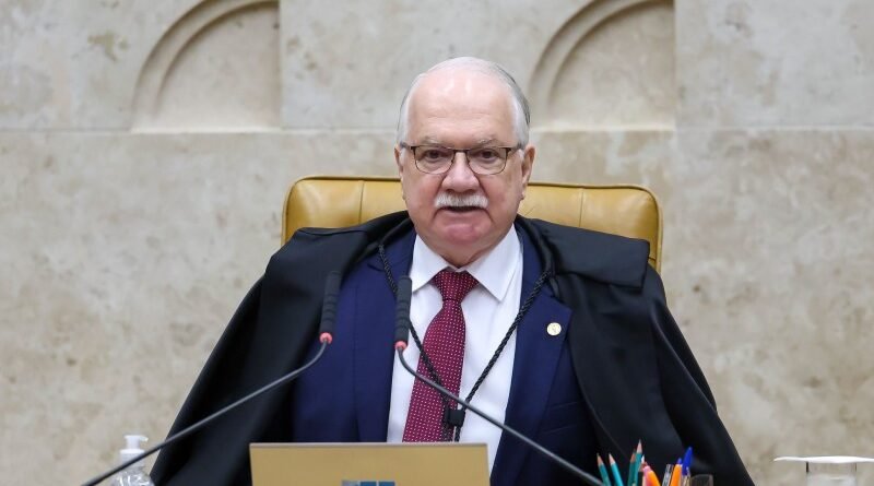 Fachin decide manter caso contra Moraes na terça e contra Mendonça no dia 23