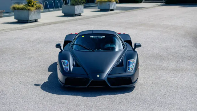 Ferrari Enzo exclusivo é leiloado após pertencer a família real
