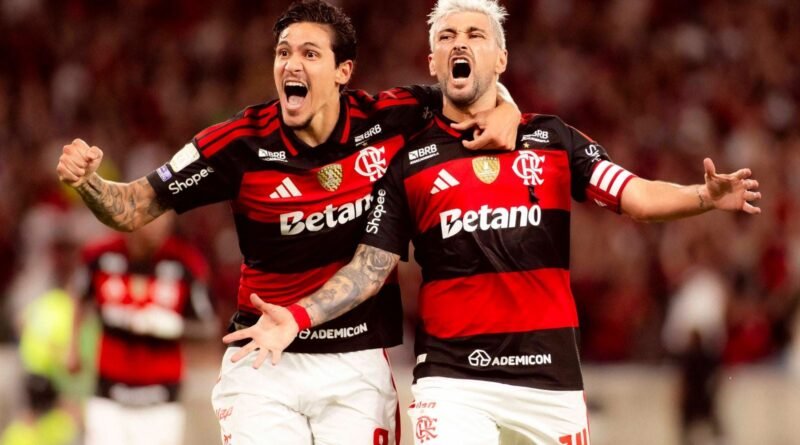 Flamengo apresenta novo patrocínio durante partida da Libertadores