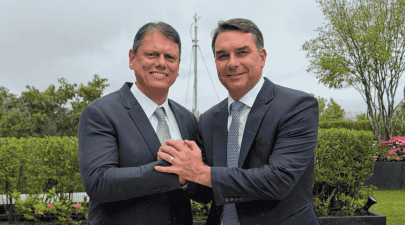 Flávio Bolsonaro confirma apoio a Tarcísio na corrida presidencial de 2030