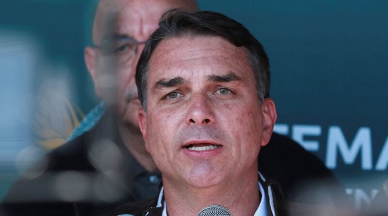 Flávio Bolsonaro considera julgamento de Alexandre de Moraes como um dos dias mais importantes dos últimos anos para o Brasil