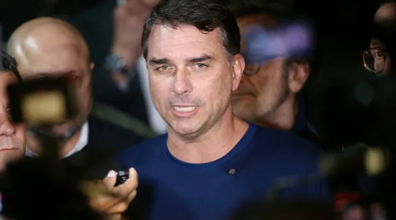 Flávio Bolsonaro questiona condições de Moraes para permanecer no STF e Zema solicita prisão