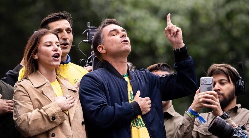 Flávio critica apoio a Lula, afirmando que voto no petista é voto em Moraes