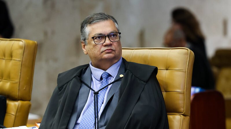 Flávio Dino determina reintegração de Andrei e Leandro Almada à direção da PF